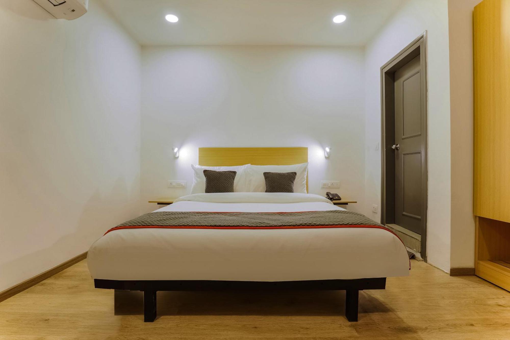 Townhouse Prithvi Resort Near Phoenix Palassio Лакхнау Экстерьер фото